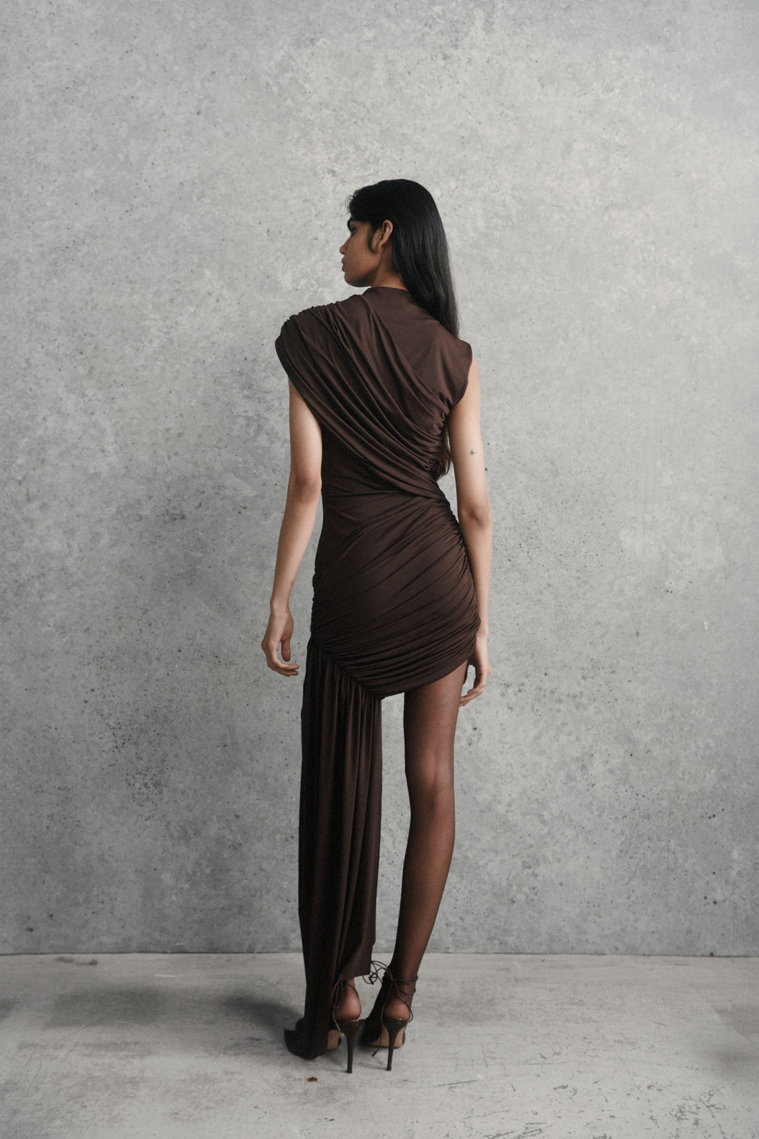 Hire DE LA VALI Ravenna Mini Dress in Chocolate Brown Jersey – SUSTAINABLY.  The Dress Hire